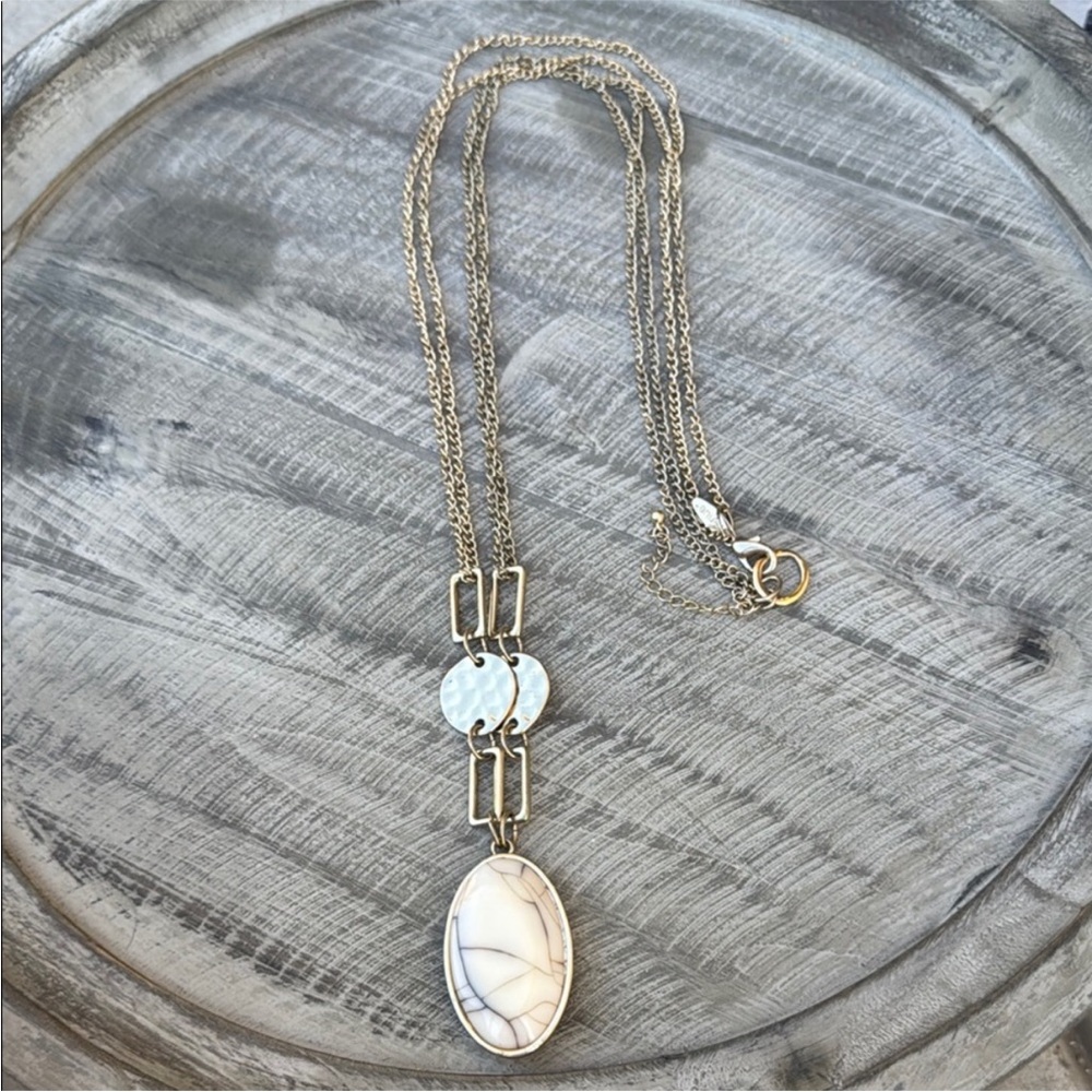 Avenue long White Pendant Necklace